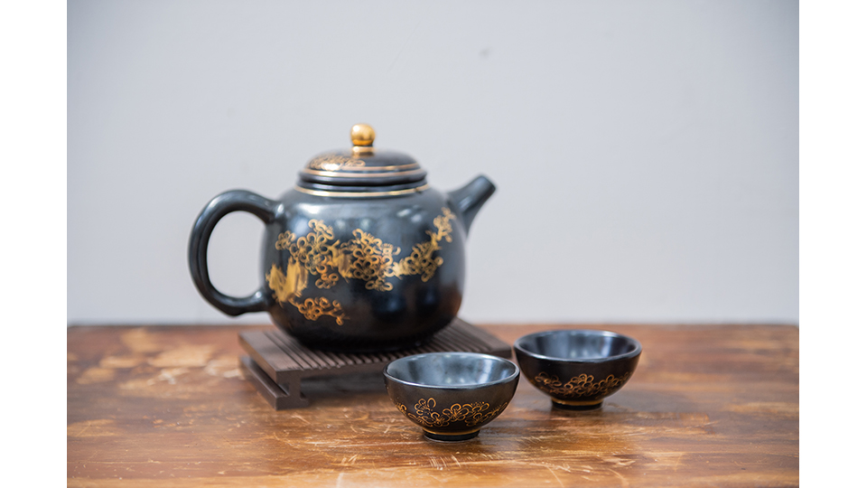 美麗的天目釉茶具組質感與眾不同。